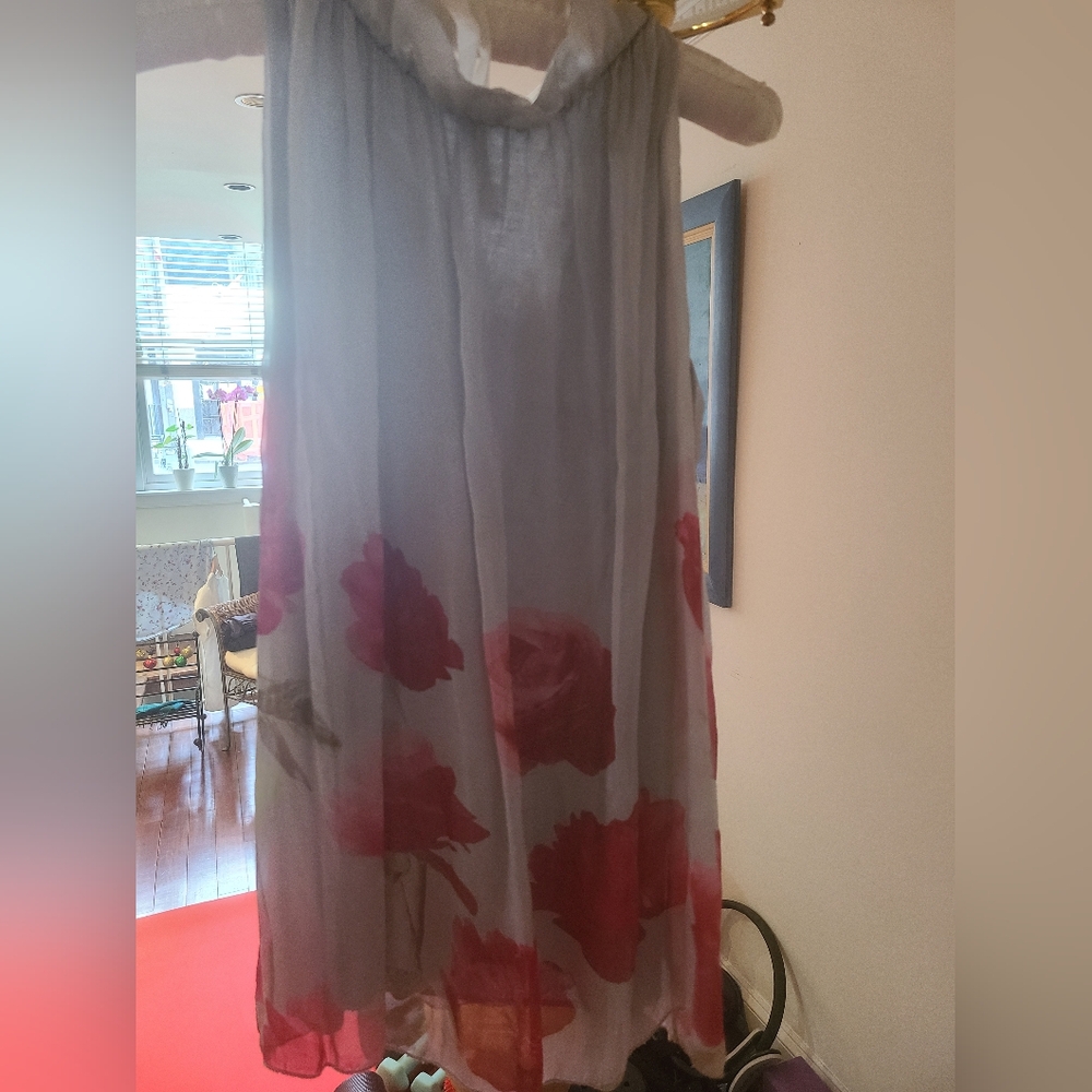 Beautiful Cutaway Sleeveless Top.  Perfect For Summer Day Or Evening.  As New.